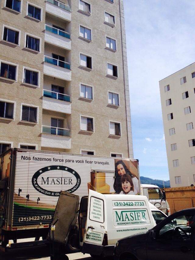 carro e caminhão Master Mudanças estacionado