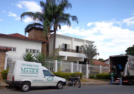 carro Master Mudanças estacionado
