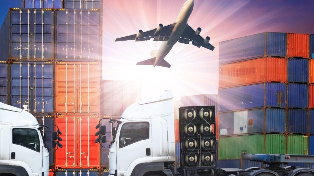 a imagens mostra containers, caminhão de frete e um avião
