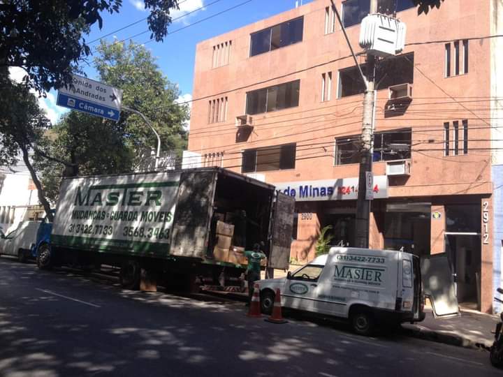 carro Master Mudanças estacionado