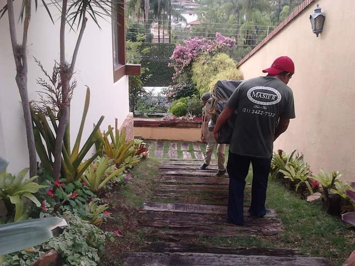 profissionais realizando mudanças comerciais