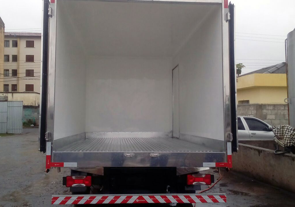 Caminhão refrigerado.