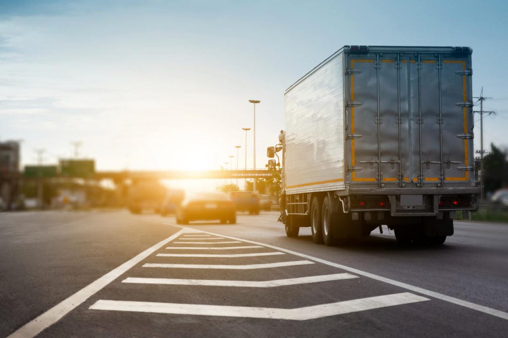 caminhão realizando uma mudança internacional