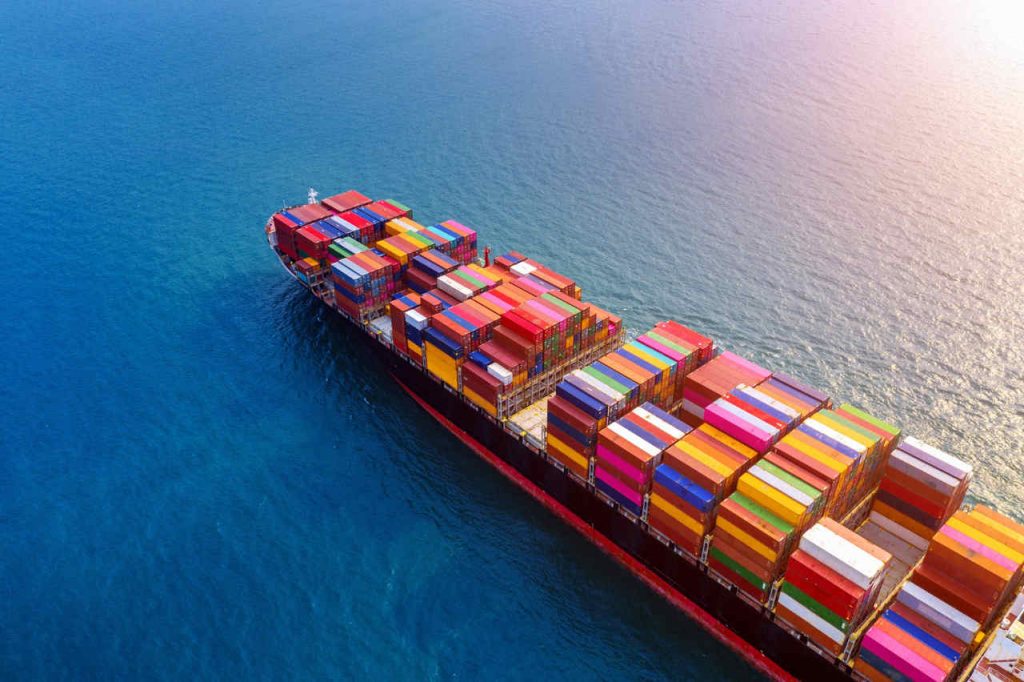 navio carregado com containers