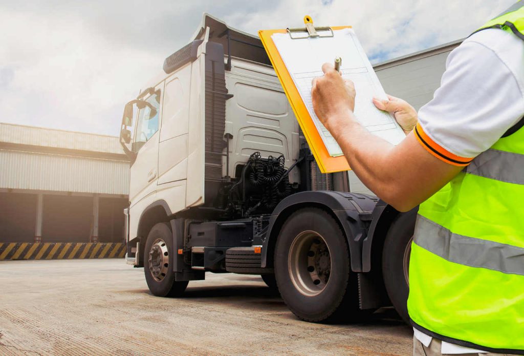 Profissional trabalhando pela transportadora