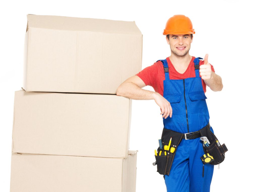 como embalar geladeira para mudança: funcionário empresa mudança