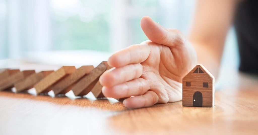 mão segurando dominó