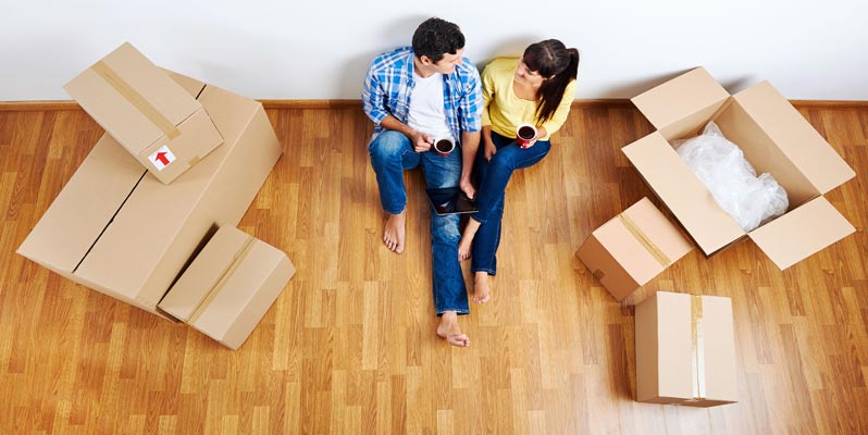casal  tomando café na mudança de casa