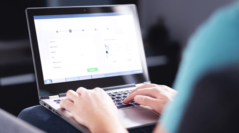 pessoa fazendo cotação mudança no notebook