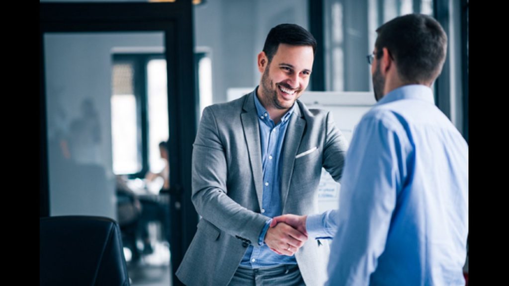 homens apertando as mãos
