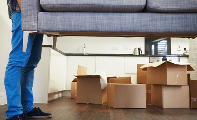 carregando sofá na mudança