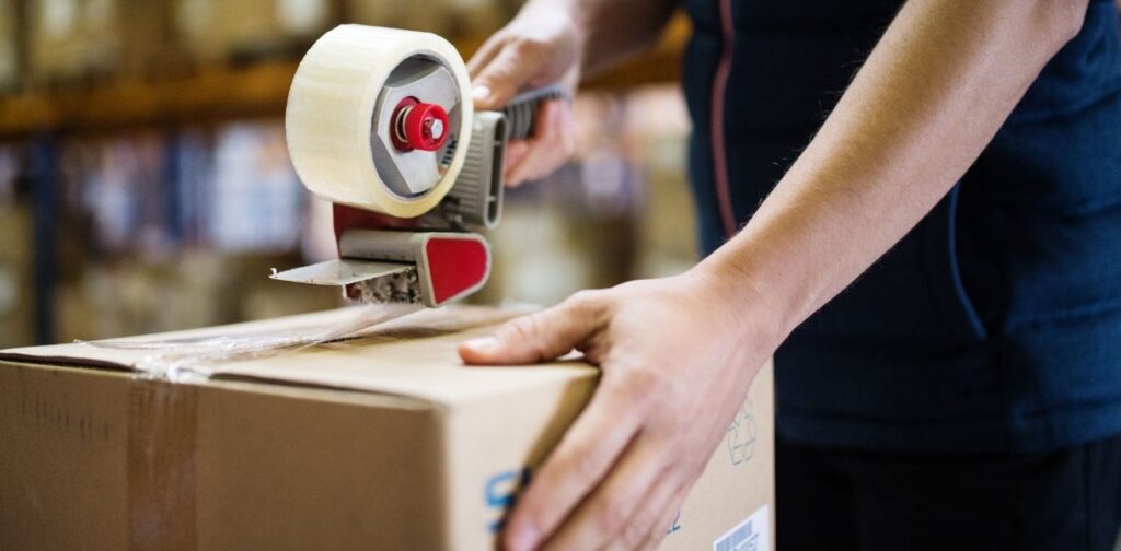 homem etiquetando caixas