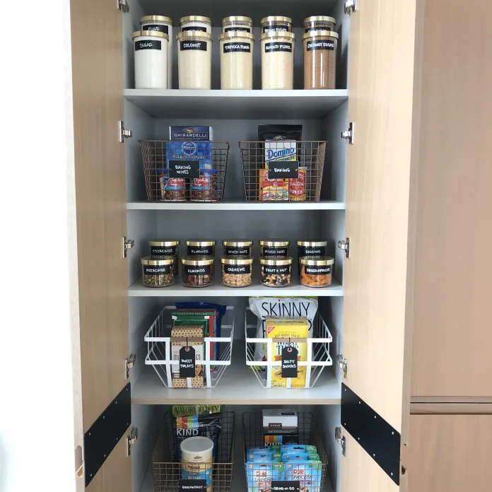 pequeno armário decorado