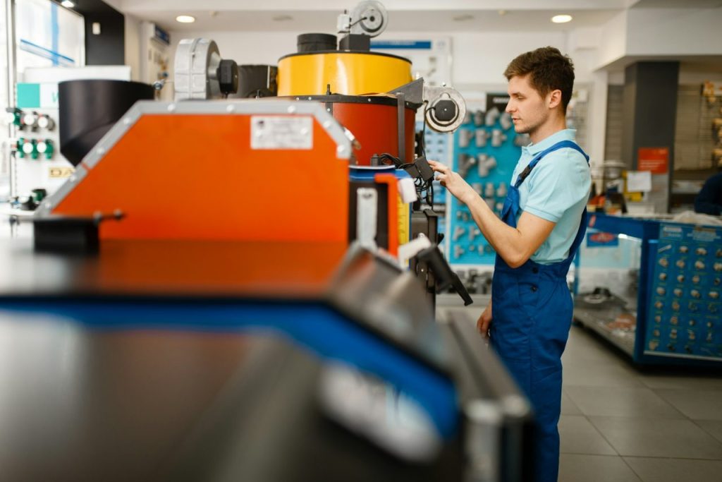 homem mexendo em maquina de grande porte.