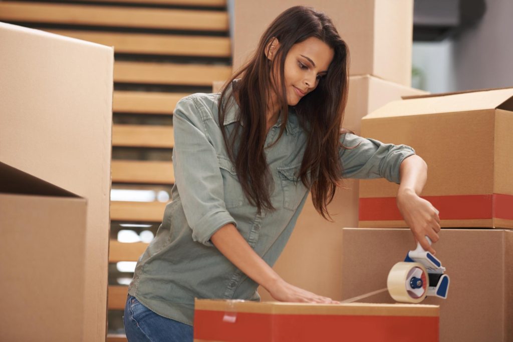 Mulher lacrando e guardando caixas