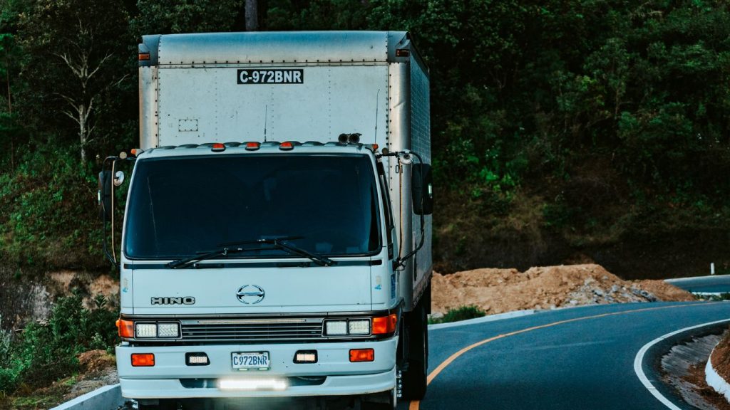 Quanto custa um frete de mudança: caminhão transitando em estrada.