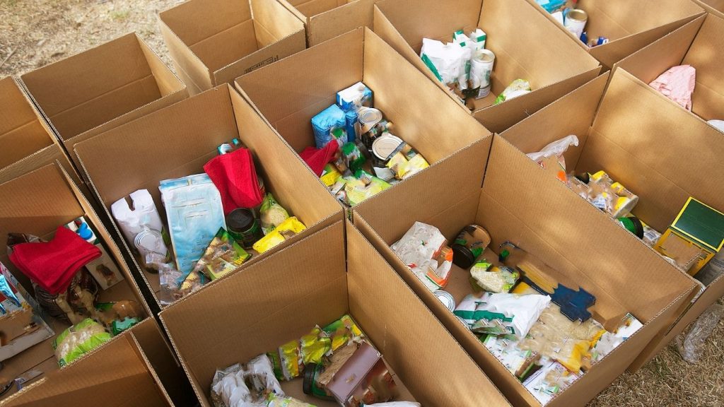 onde comprar caixas de papelão para mudança: caixas com objetos dentro