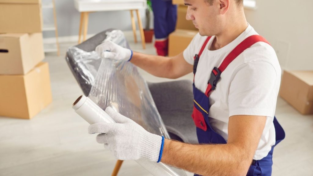 Profissional embalando mudança.