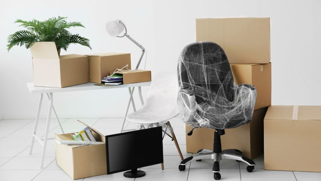 cadeira de escritório embalada ao lado de caixas